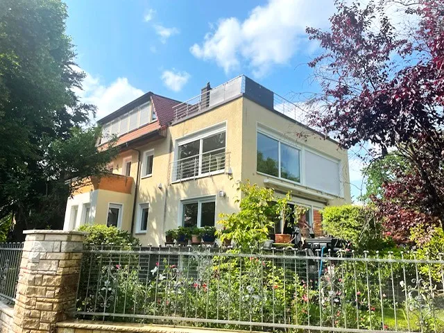 Großzügige sehr gepflegte möblierte Dachgeschoßwohnung mit Terrasse — photo 1